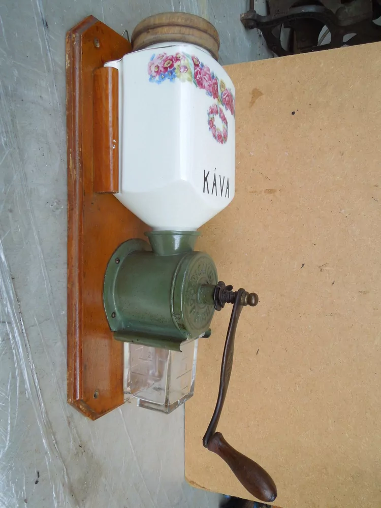 STAROŽITNÝ MLÝNEK KAFEMLÝNEK KÁVOMLÝNEK RŮŽE RŮŽIČKY