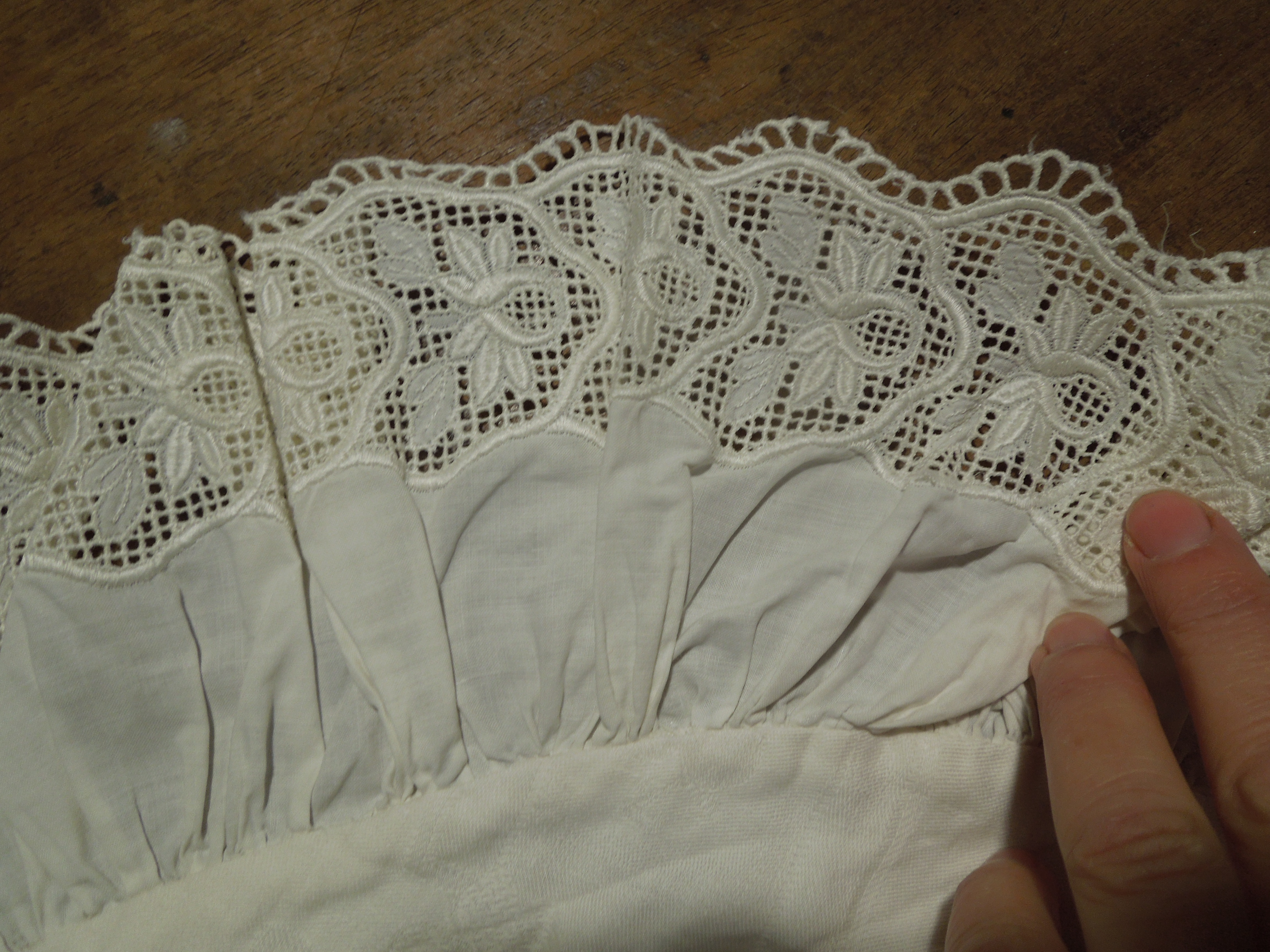 PEŘINKA ZAVINOVAČKA S KRAJKOU