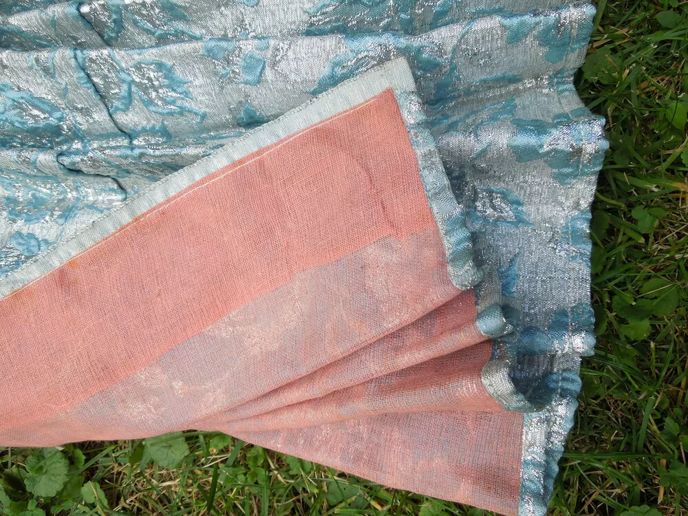 KROJ FĚRTŮŠEK STŘÍBRNÝ S MODRÝMI KVĚTY (KUNOVSKÝ)