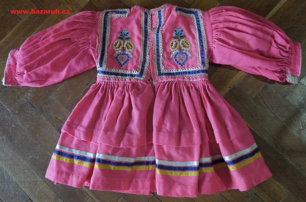 ŠATY KE KROJI DĚTSKÉ (VLČNOVSKÉ)