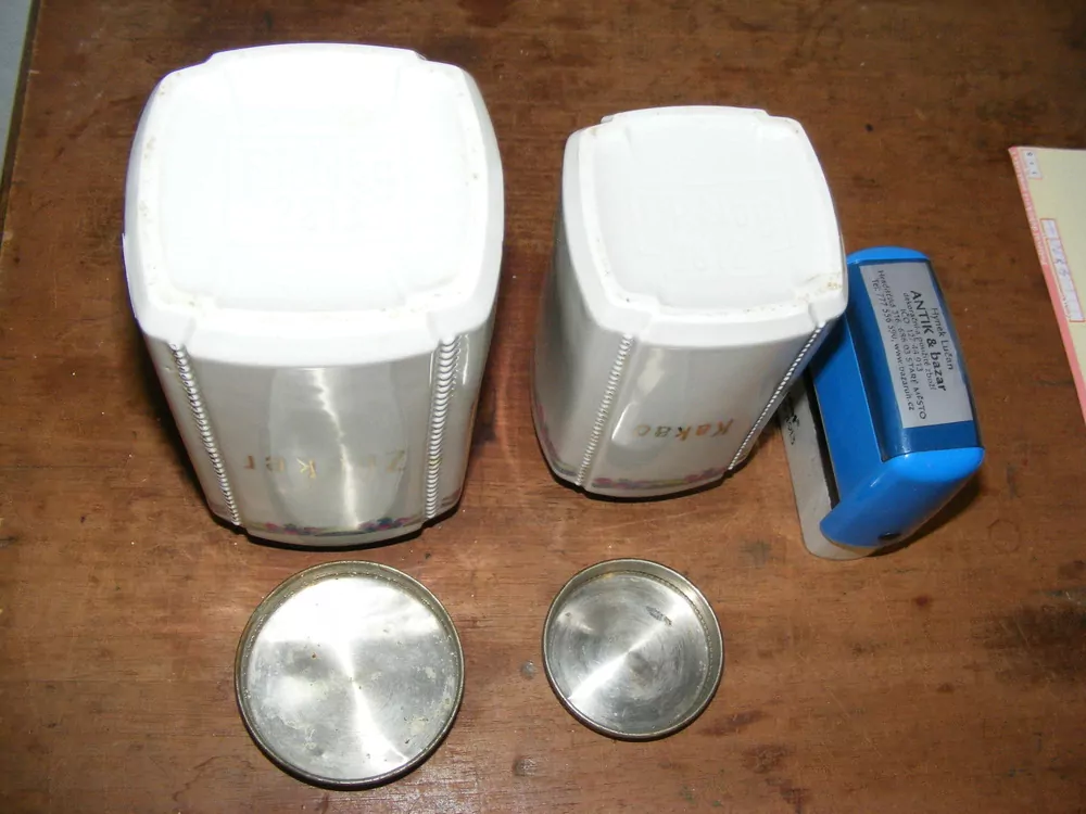 STAROŽITNOST KOŘENKY DOZY CUKR KAKAO RŮŽIČKY