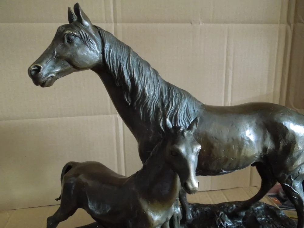 BRONZOVÁ SOCHA KUŇ A HŘÍBĚ BRONZ V 34 CM