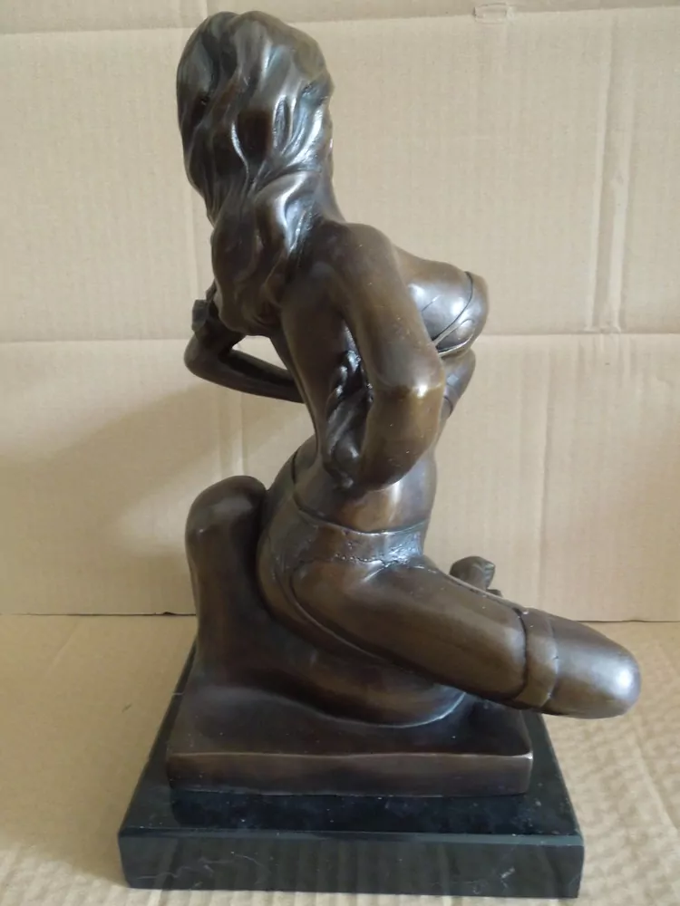 BRONZOVÁ SOCHA ŽENA AKT - POLONAHÁ