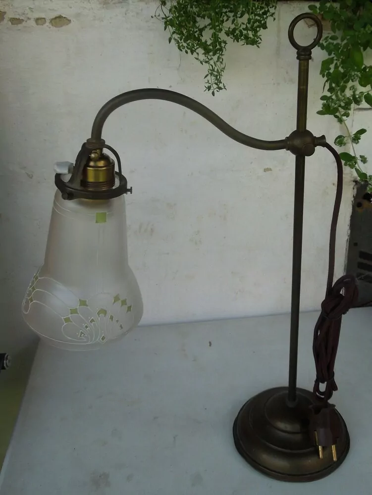 STAROŽITNÁ STOLNÍ MOSAZNÁ LAMPA ELEKTRICKÁ