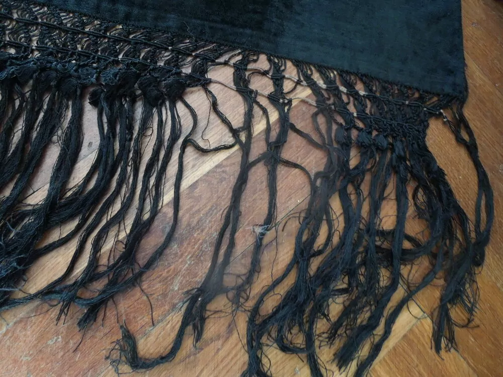 KROJ ŠÁTEK KE KROJI ČERNÝ S VYŠITÝMI KVĚTY PLYŠOVÝ