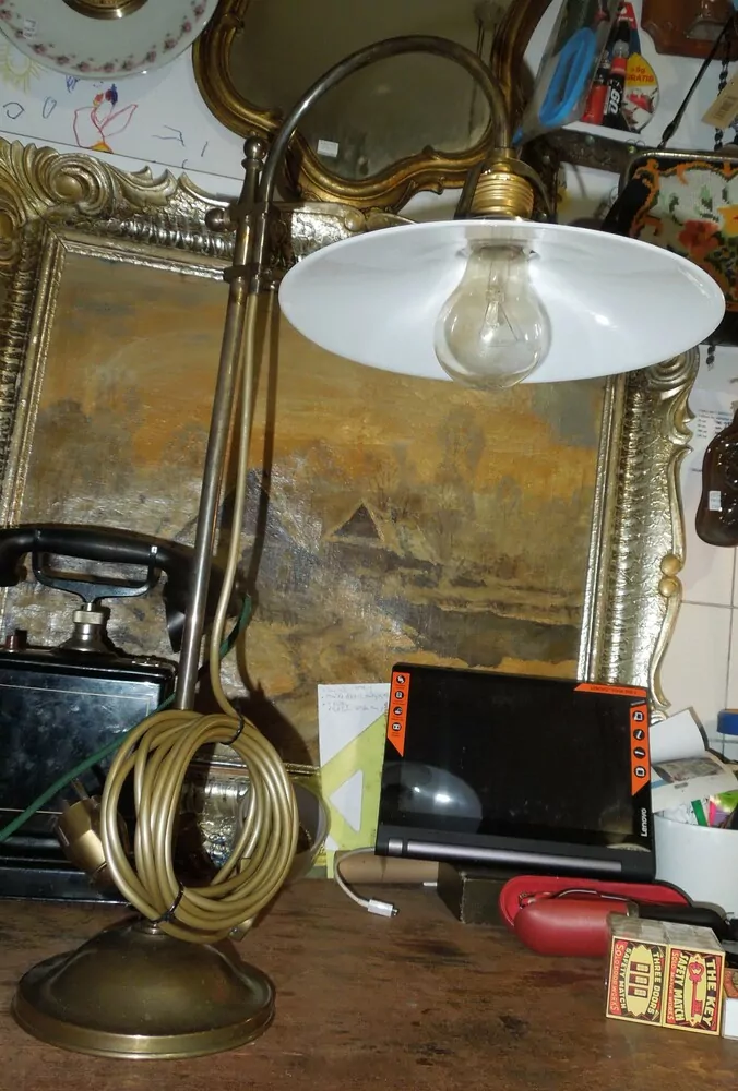 STAROŽITNÁ STOLNÍ MOSAZNÁ LAMPA ELEKTRICKÁ