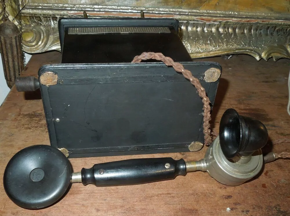 STAROŽITNÝ TELEFON PĚKNÁ DEKORACE