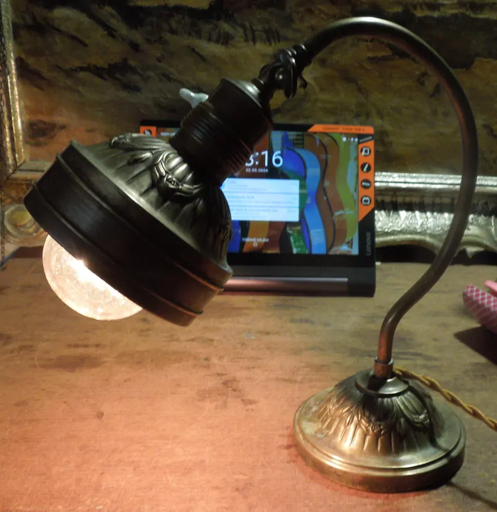 STAROŽITNÁ MOSAZNÁ STOLNÍ LAMPA ELEKTRICKÁ