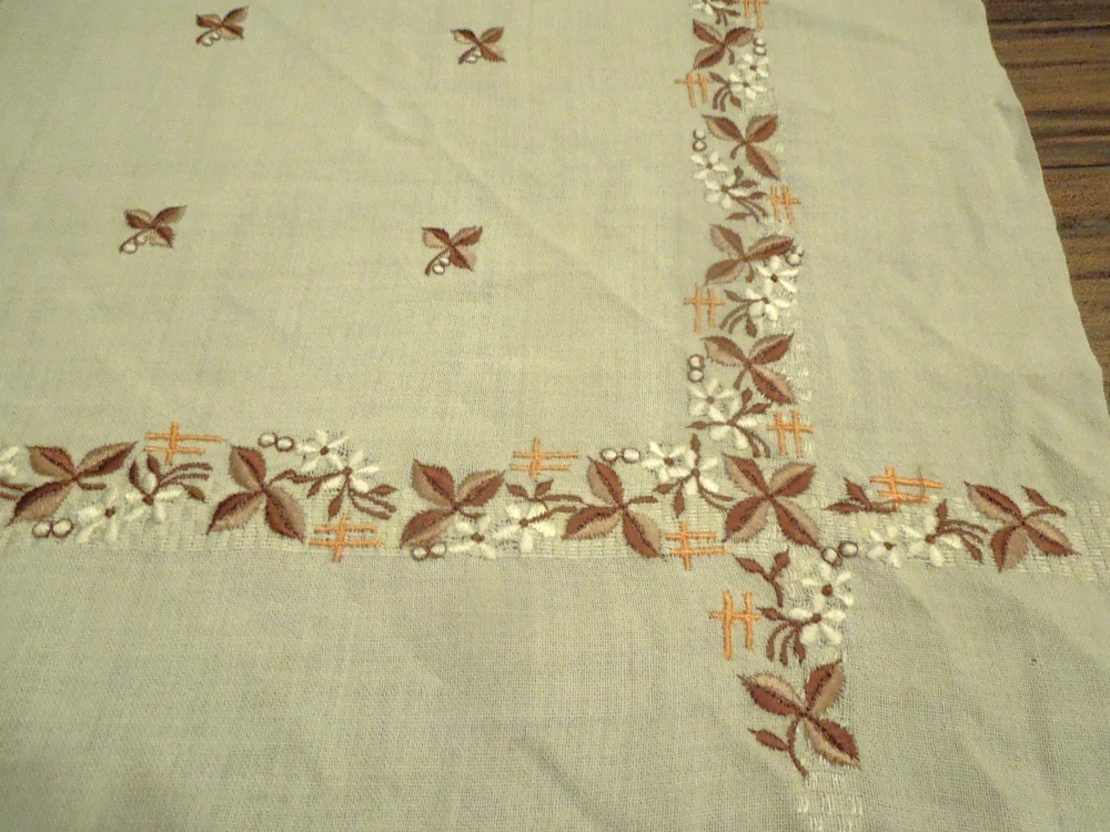 ŠÁTEK KE KROJI KRÉMOVĚ BÍLÝ S VYŠITÝMI KVĚTY 