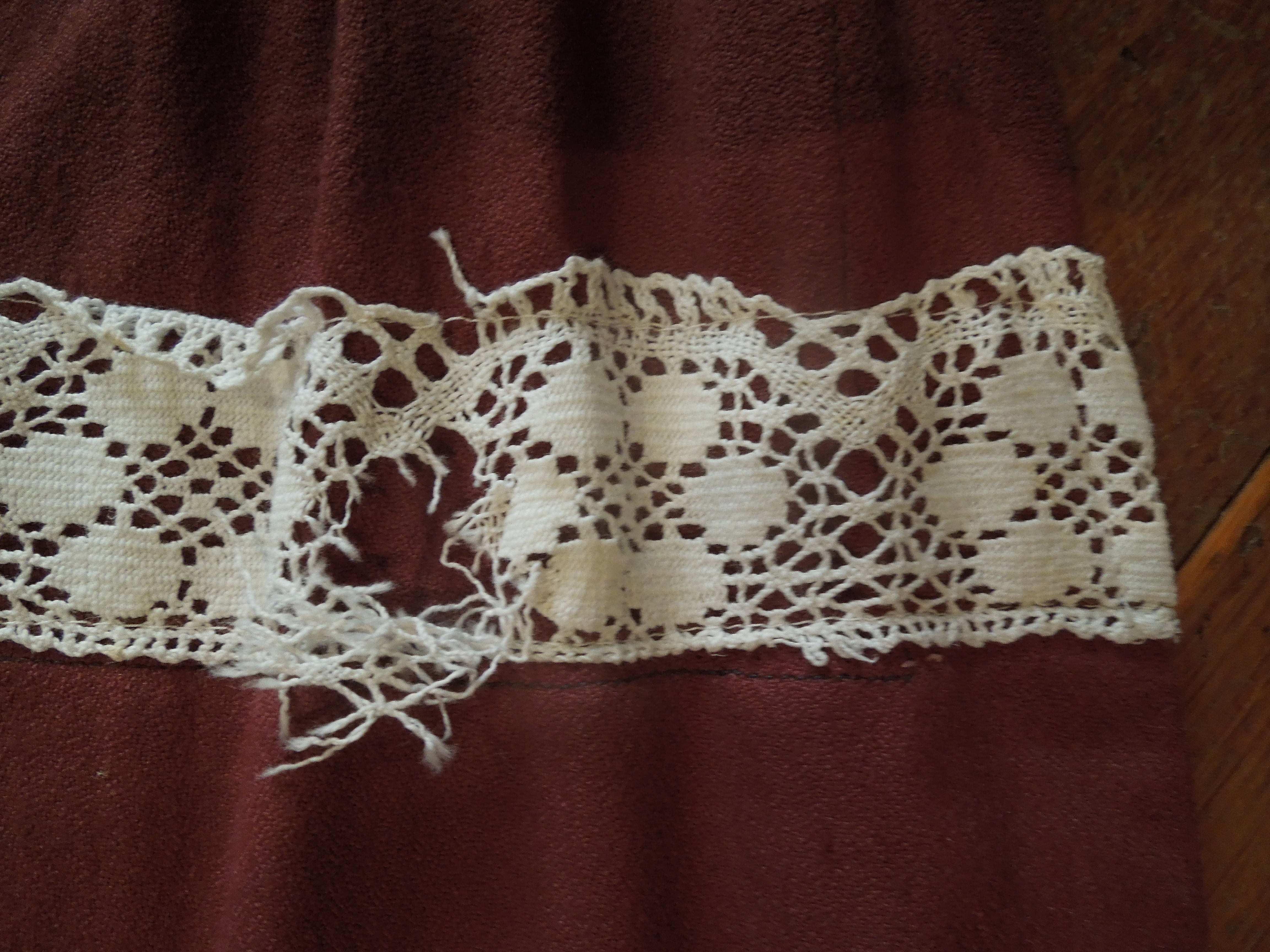 KROJ FĚRTŮŠEK KE KROJI HNĚDÝ S KRAJKOU