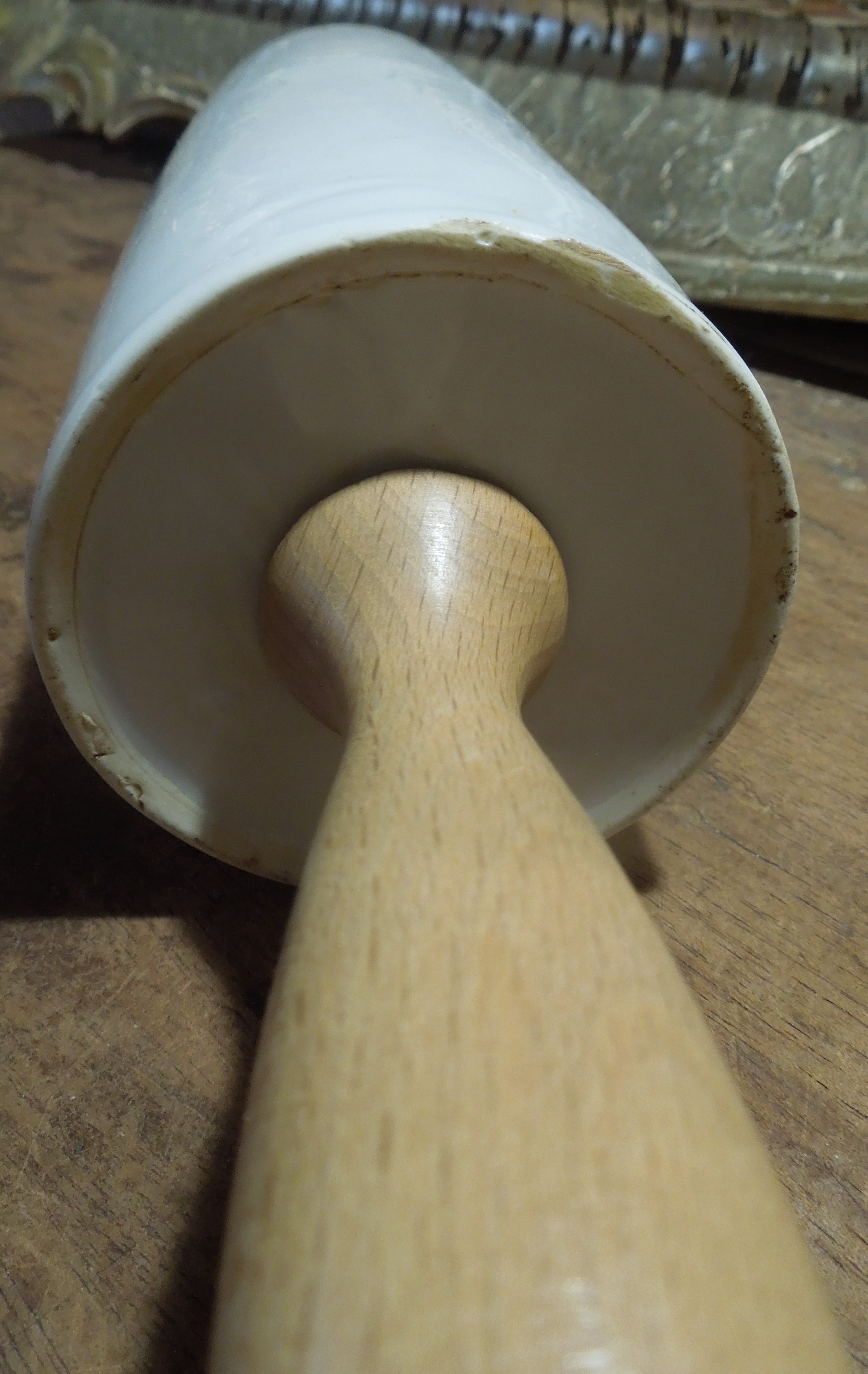 PORCELÁNOVÝ VÁLEČEK ROKOKO