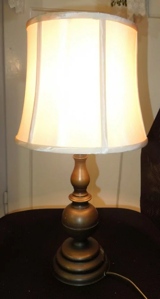 STOLNÍ MOSAZNÁ LAMPA ELEKTRICKÁ