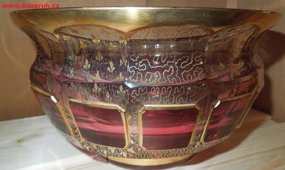 Bohemi Glass Egermann, ručně broušeného skla pozlaceného 24karátovým zlatem.