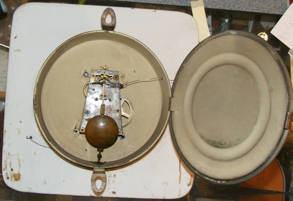 HODINY NÁSTĚNNÉ PÉROVÉ PORCELÁNOVÉ Mlýny