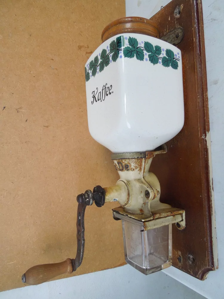  STAROŽITNOST MLÝNEK KAFEMLÝNEK KÁVOMLÝNEK vinný list