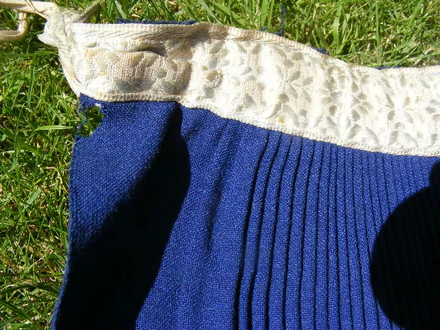 KROJ SUKŇA ZADNÍ KE KROJI MODRÁ