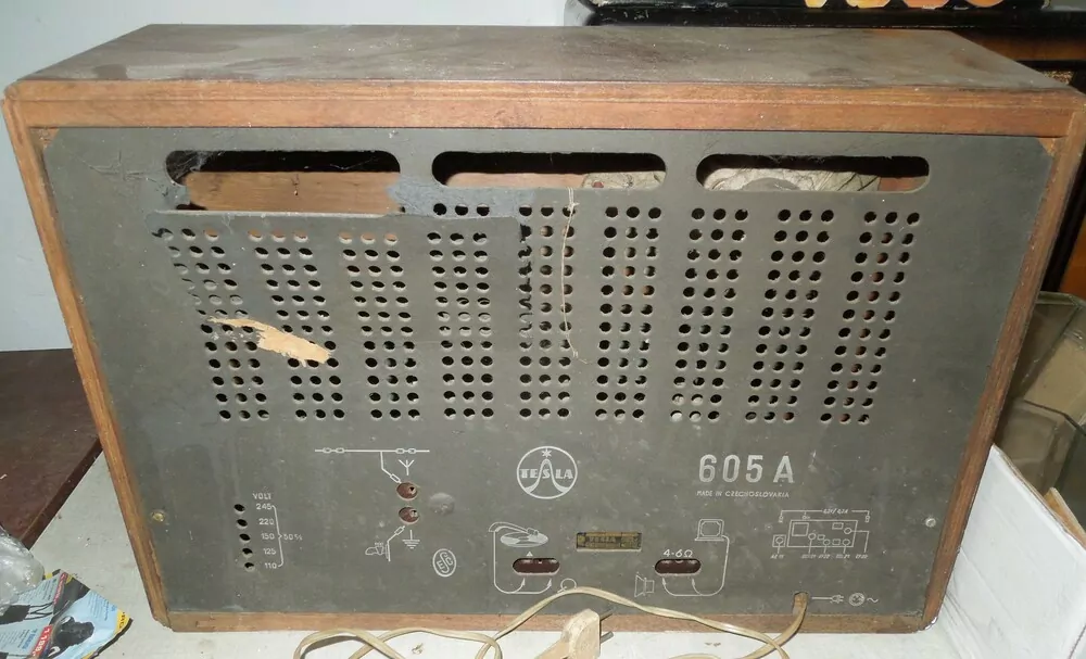 Staré rádio Tesla 605A