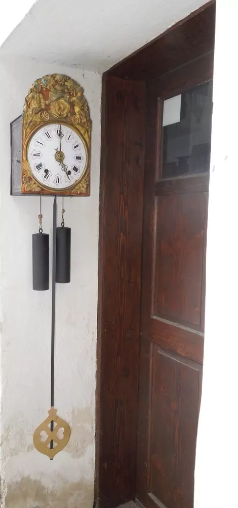 HODINY NÁSTĚNNÉ DVOUZÁVAŽOVÉ S BUDÍKEM