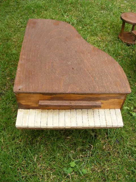 NÁBYTEK PRO PANENKY DO POKOJÍČKU, KLAVÍR, STŮL,