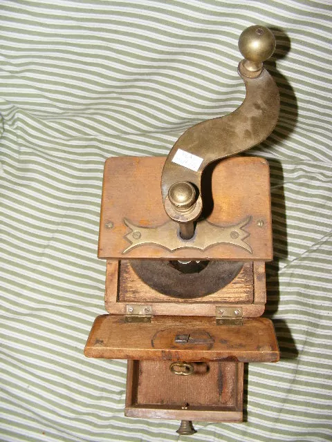 STAROŽITNOST MLÝNEK KAFEMLÝNEK KÁVOMLÝNEK 