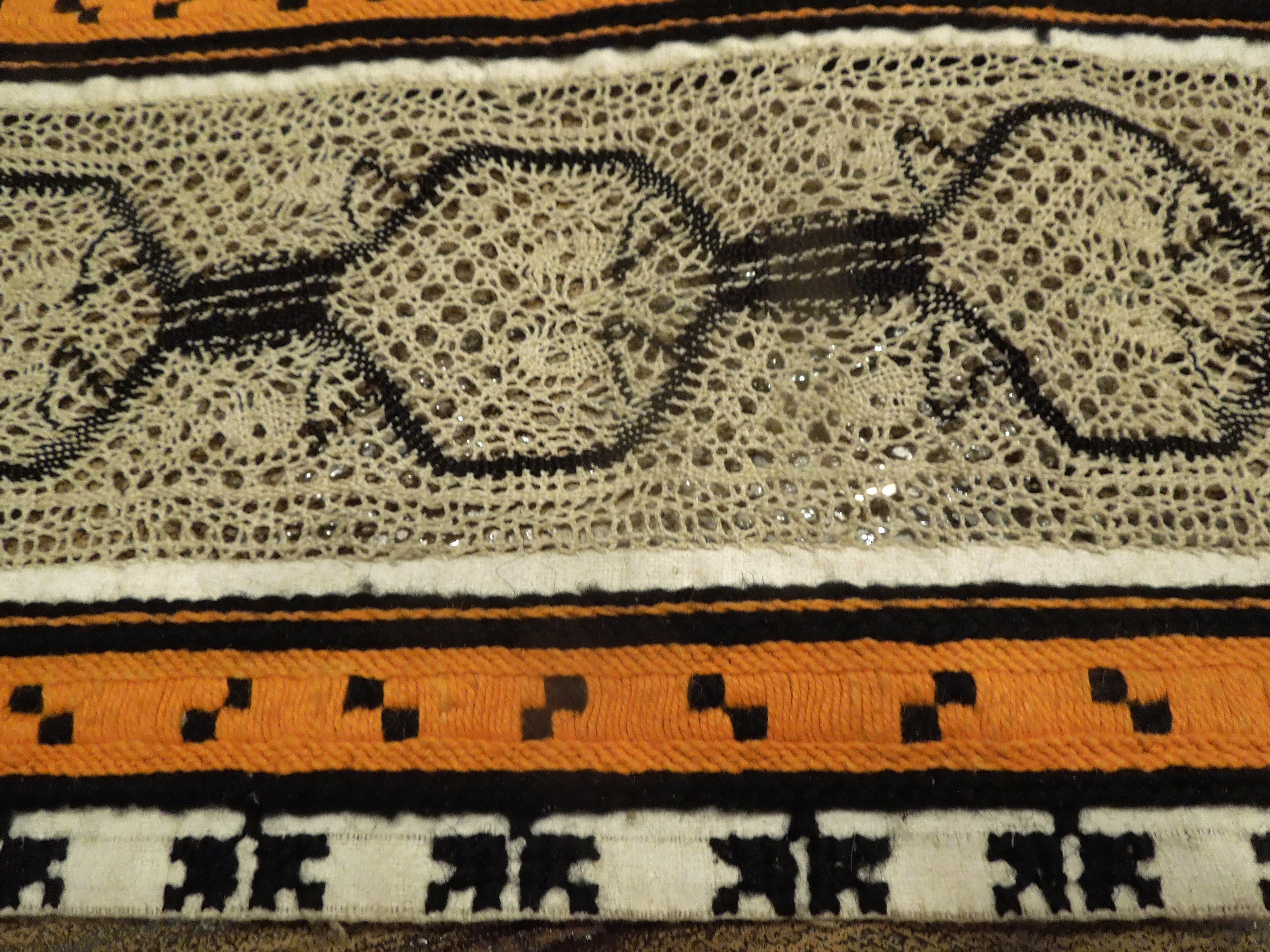 KROJOVÁ ÚVODNICA RUČNĚ PALIČKOVANÁ A VYŠÍVANÁ