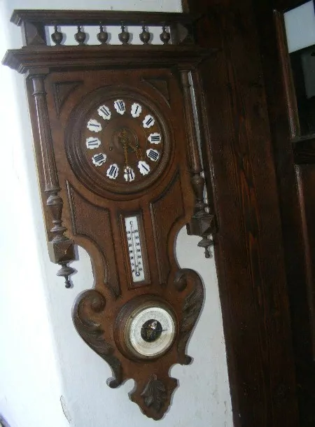 HODINY NÁSTĚNNÉ PÉROVÉ teploměr barometr