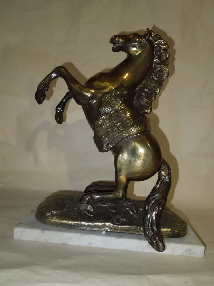 Socha KŮŇ NA MRAMOROVÉM PODSTAVCI