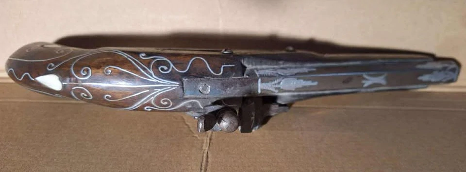 PERKUSNÍ PISTOLE ( KŘESADLOVÁ)