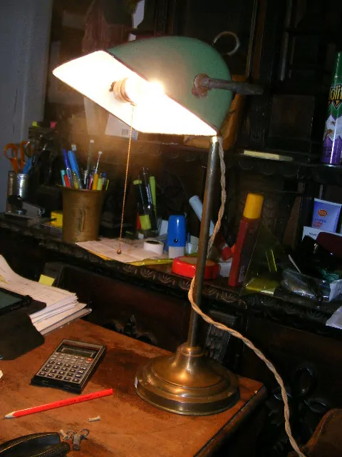 STAROŽITNÁ BANKOVNÍ LAMPA BANKÉŘKA
