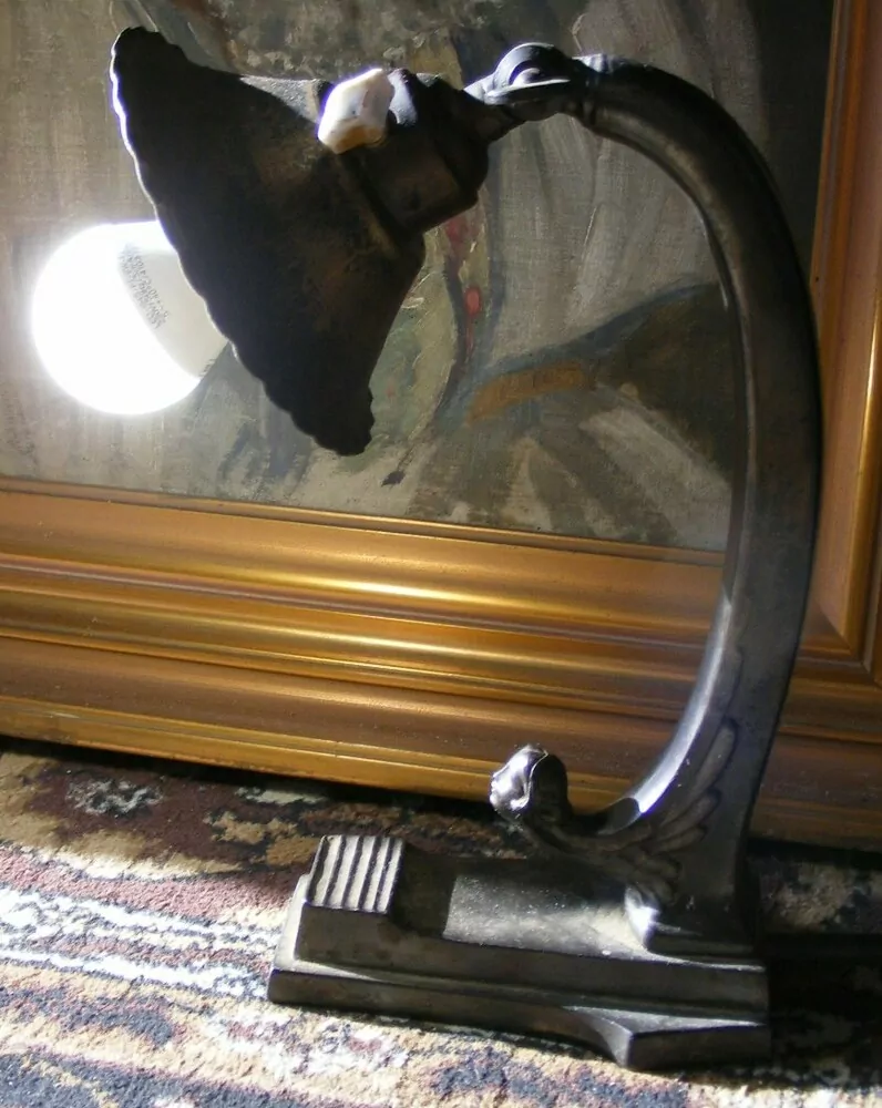 STAROŽITNÁ STOLNÍ LAMPA ELEKTRICKÁ figurální