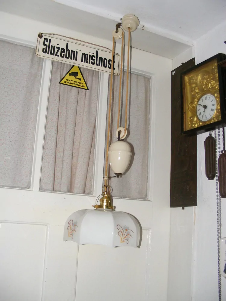 STAHOVACÍ LUSTR STÍNÍTKO STAHOVAČKA