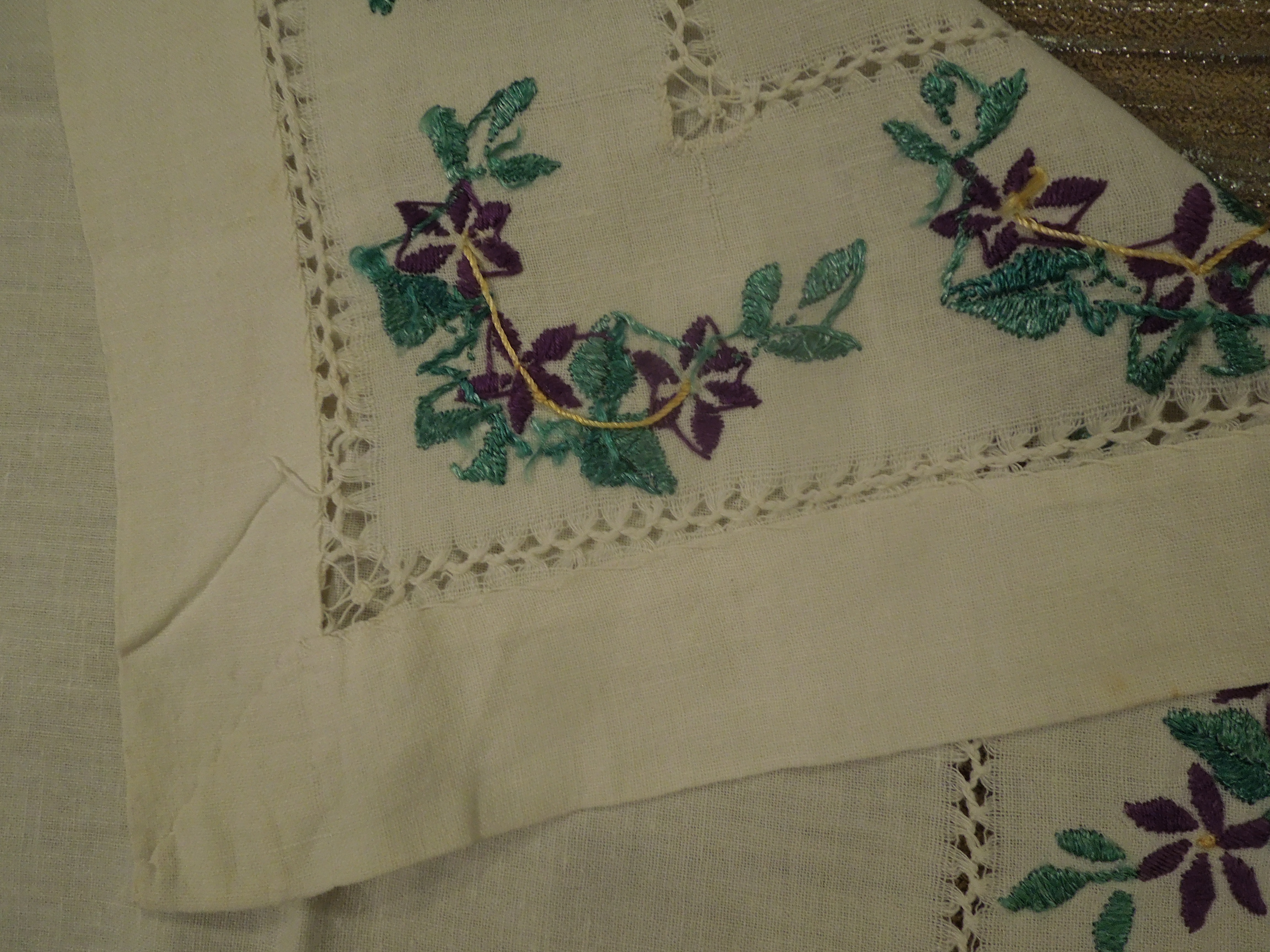 KROJ ŠÁTEK BÍLÝ S VYŠÍVANÝMI KVĚTY