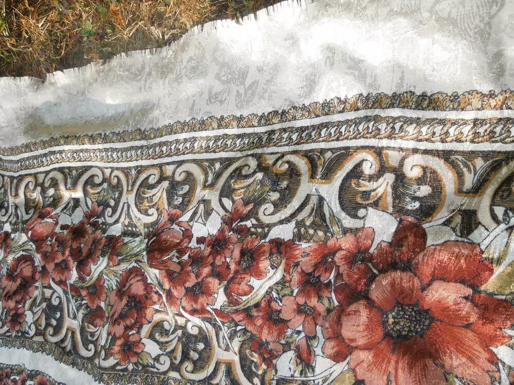 ŠÁTEK KRÉMOVĚ BÍLÝ S HNĚDÝMI KVĚTY LESKLÝ