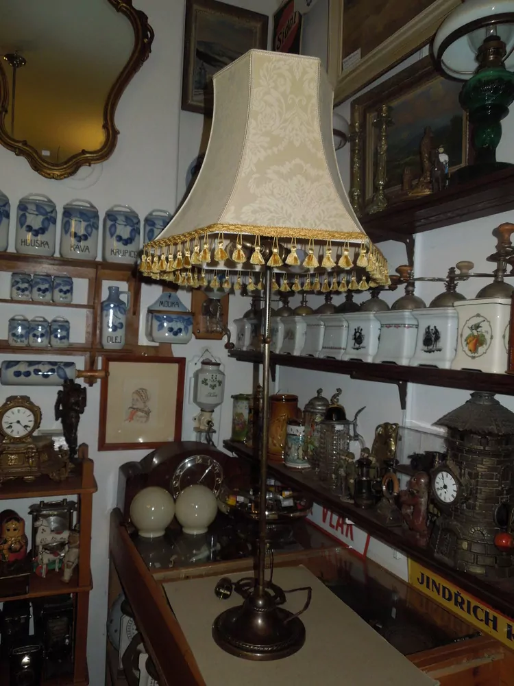 PODLAHOVÁ LAMPA