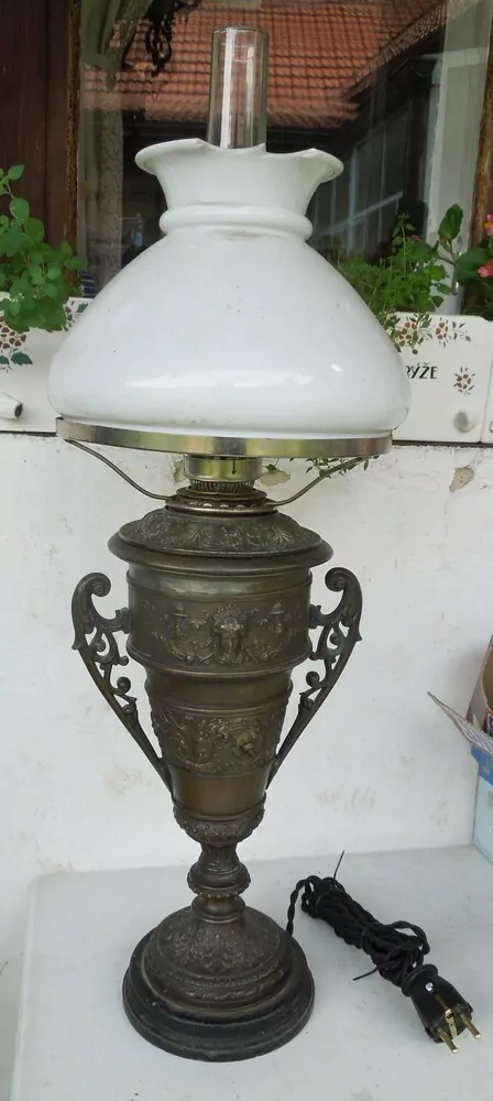 Lampička elektrická původně petrolejová předělána na elektřinu