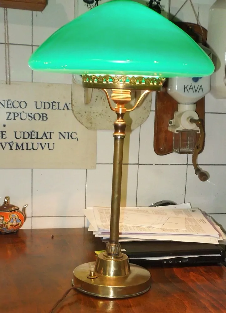STAROŽITNÁ MOSAZNÁ STOLNÍ LAMPA ELEKTRICKÁ