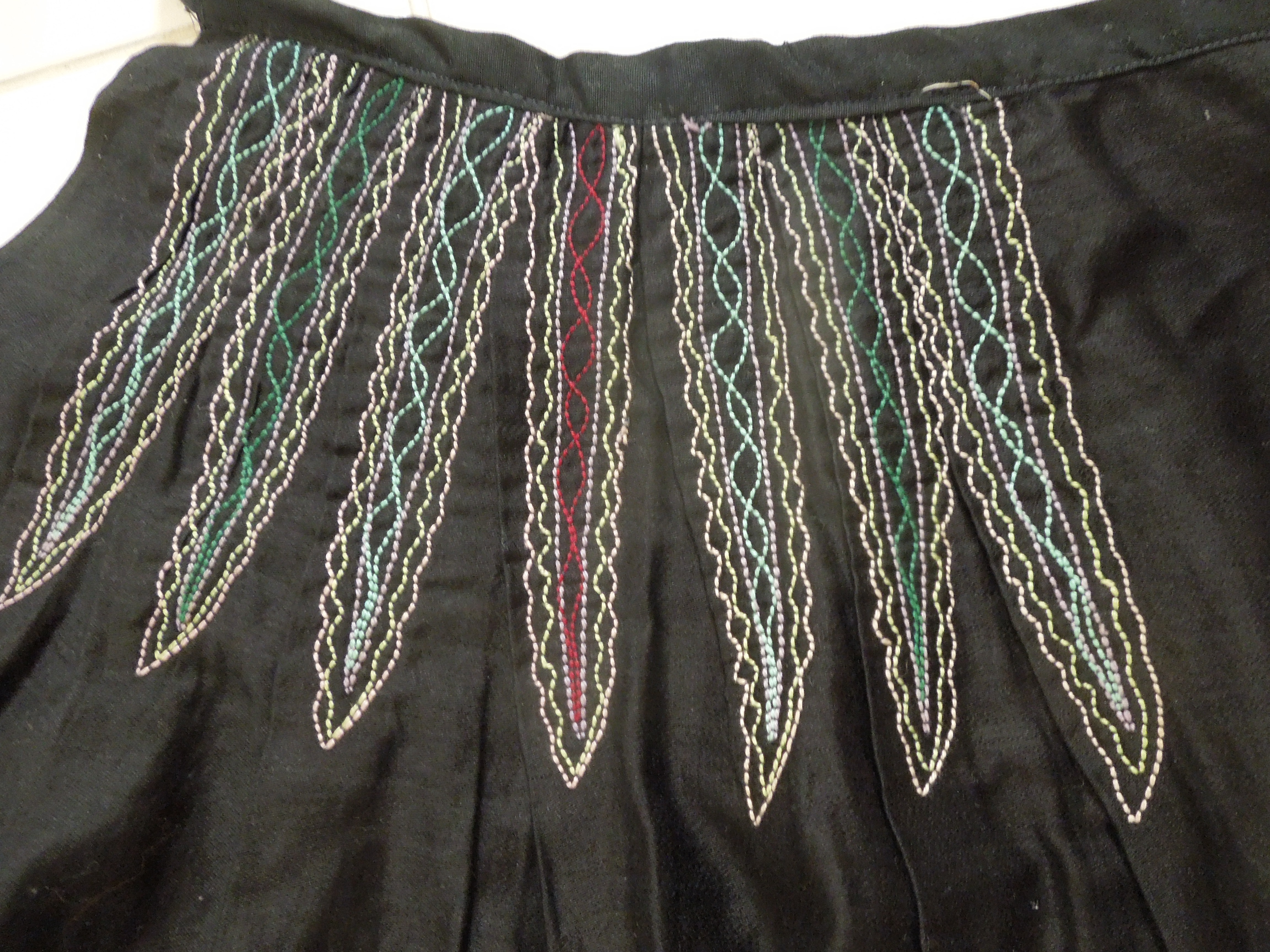 KROJ FĚRTŮŠEK (zástěra) DÁMSKÝ VYŠÍVANÝ