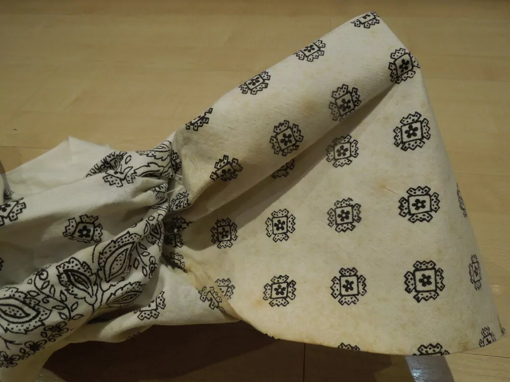 KROJ ŠÁTEK KE KROJI SMUTKOVÝ UVÁZANÝ