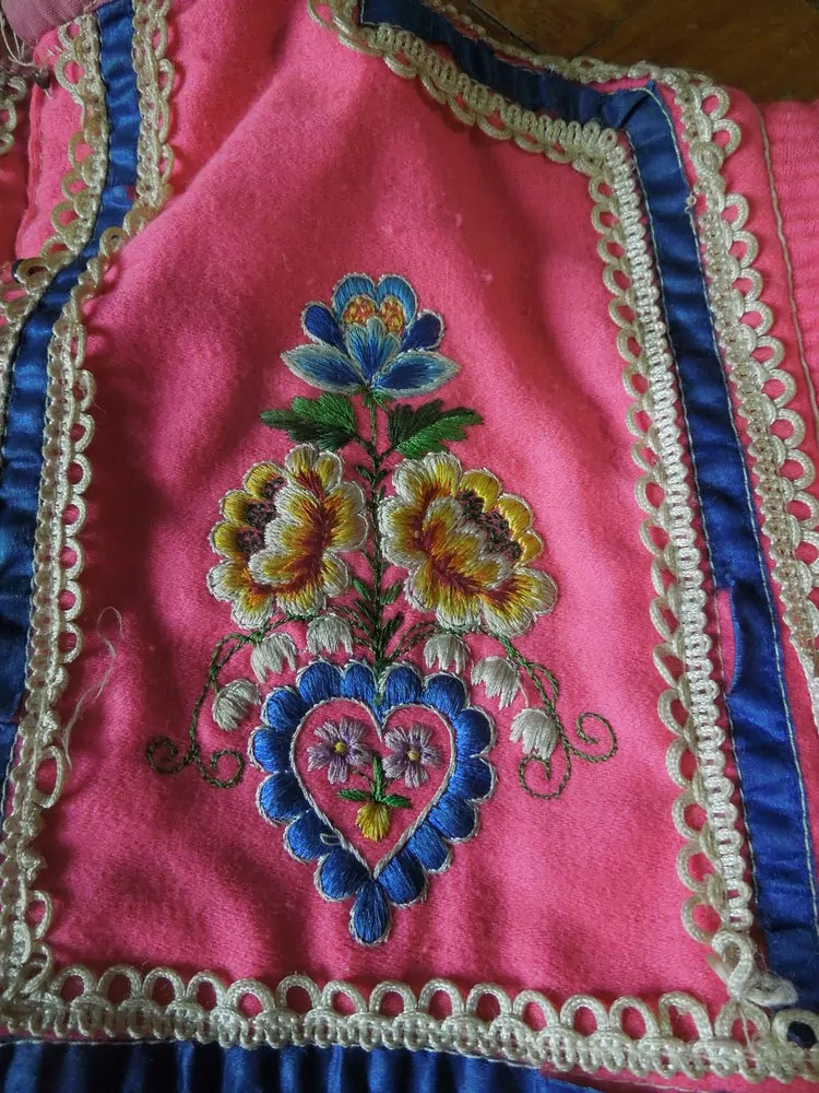 ŠATY KE KROJI DĚTSKÉ (VLČNOVSKÉ)