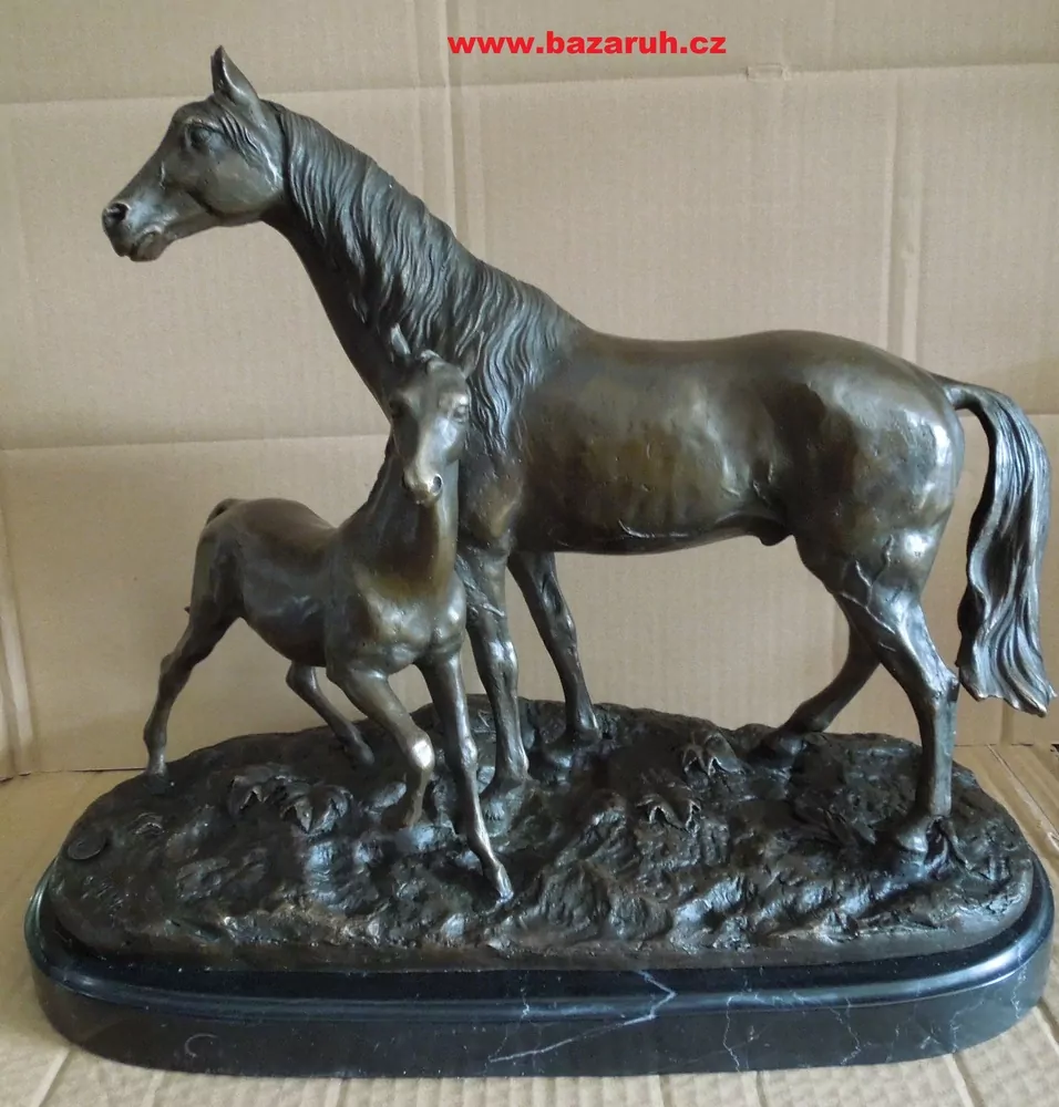 BRONZOVÁ SOCHA KUŇ A HŘÍBĚ BRONZ V 34 CM