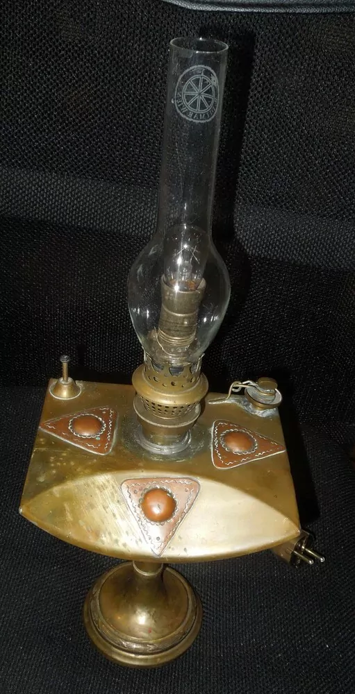 STOLNÍ ELEKTRICKÁ LAMPIČKA  (původně petrolejová) DEKORAČNÍ