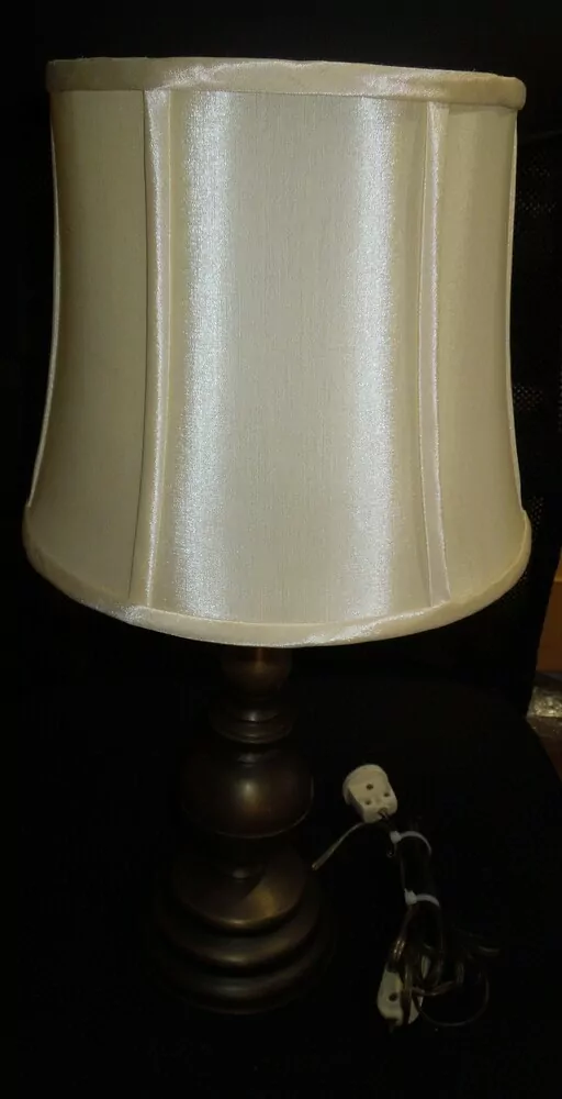 STOLNÍ MOSAZNÁ LAMPA ELEKTRICKÁ