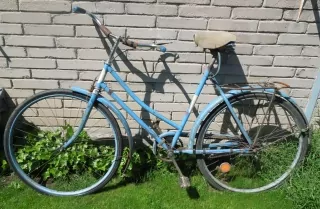 Jízdní kolo na dekoraci nebo renovaci modré