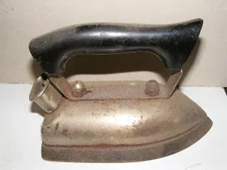 STAROŽITNÁ ŽEHLIČKA