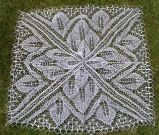 UBRUS RUČNĚ HÁČKOVANÝ 84X84 CM