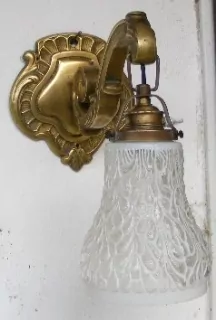 LAMPIČKA NA STĚNU MOSAZ S VYPÍNAČEM