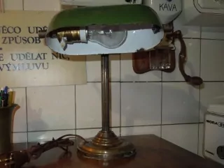 STAROŽITNÁ BANKOVNÍ LAMPA BANKÉŘKA