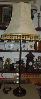 PODLAHOVÁ LAMPA