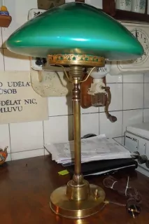 STAROŽITNÁ MOSAZNÁ STOLNÍ LAMPA ELEKTRICKÁ