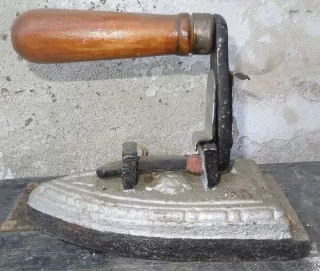 STAROŽITNÁ ŽEHLIČKA 